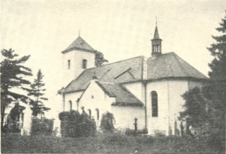 Předválečná fotografie kostela s ještě původní střechou